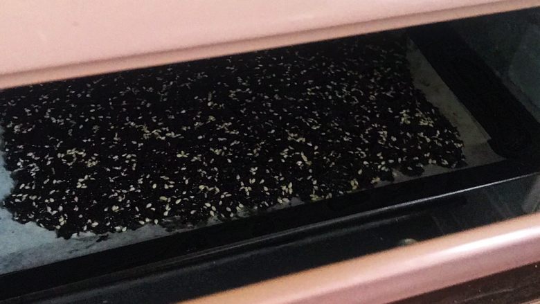 香酥紫菜脆脆,烤箱上下管180度烤十五分钟(根据自己家的烤箱温度适当调节)