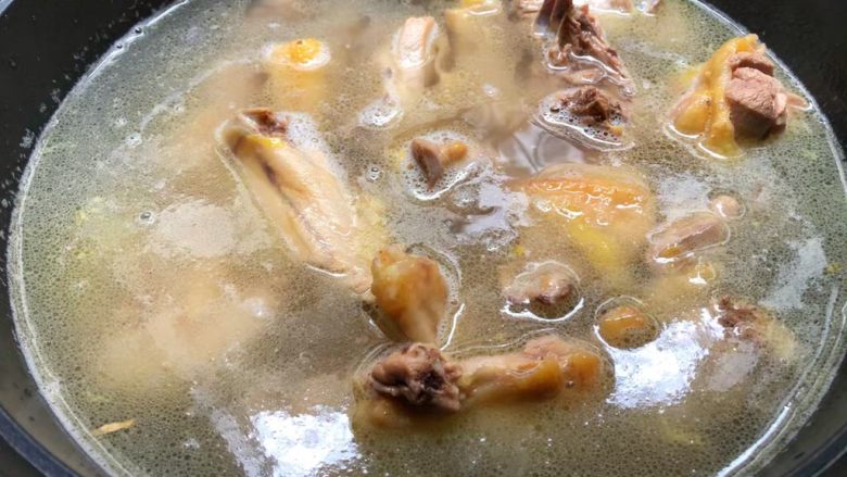 竹荪鸡汤,把炒好的鸡肉倒入汤锅里,倒入适量水,水位高出鸡肉3厘米,大火把水煮开,再转中火炖40分钟。
