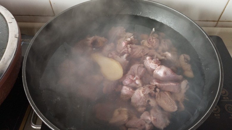 红焖狍子肉,狍子肉和<a style='color:red;display:inline-block;' href='/shicai/ 37'>姜</a>片一起下锅焯血沫
