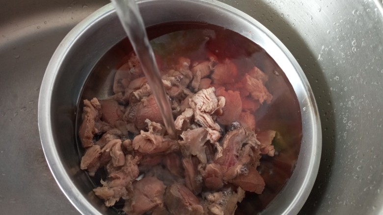 红焖狍子肉,放凉冲洗干净控水