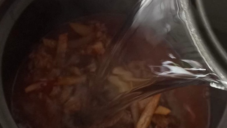 红焖狍子肉,加入清水