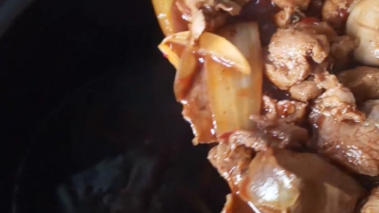 红焖狍子肉,放入砂锅