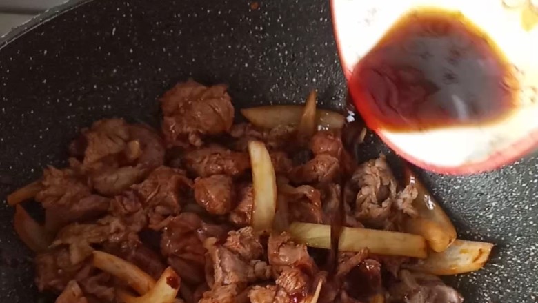 红焖狍子肉,放入<a style='color:red;display:inline-block;' href='/shicai/ 788'>生抽</a>