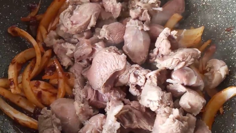 红焖狍子肉,放入狍子肉翻炒均匀