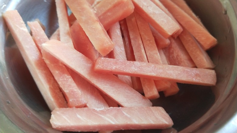 香辣里脊肉条 新文美食,肉条放入盆中还是有点没有完全化开。
