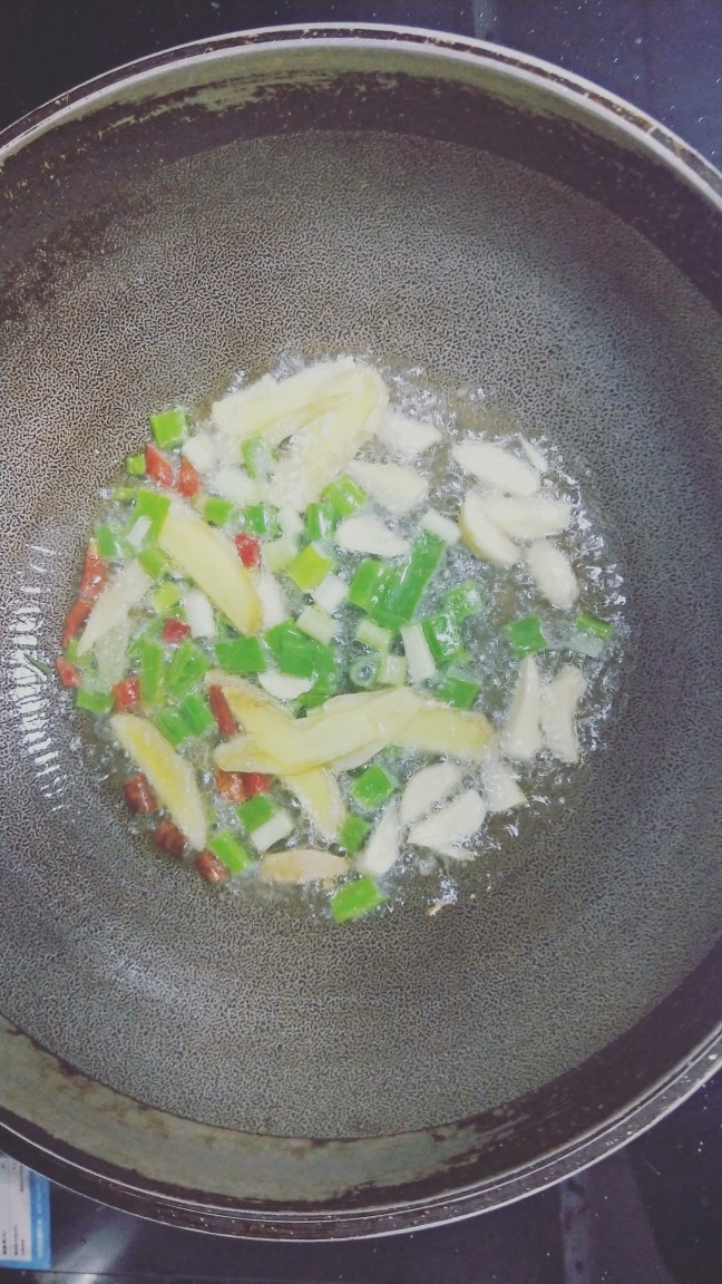 红烧泥鳅鲢胡,油烧红后加入姜,蒜,葱,尖椒爆香