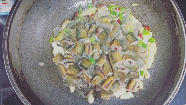 红烧泥鳅鲢胡,先加入泥鳅,爆炒一分钟