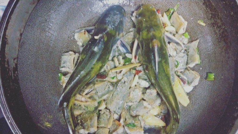 红烧泥鳅鲢胡,放入鲢胡,煎至两面金黄