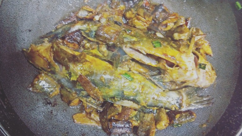 红烧泥鳅鲢胡,倒入白醋去腥,酱油显色