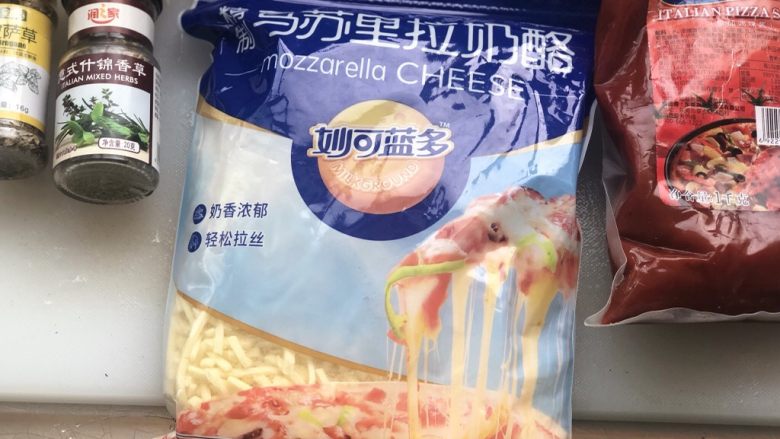 意式烤肠披萨,意式混合香料和<a style='color:red;display:inline-block;' href='/shicai/ 3671'>披萨草</a>有特殊香味,不喜勿放。