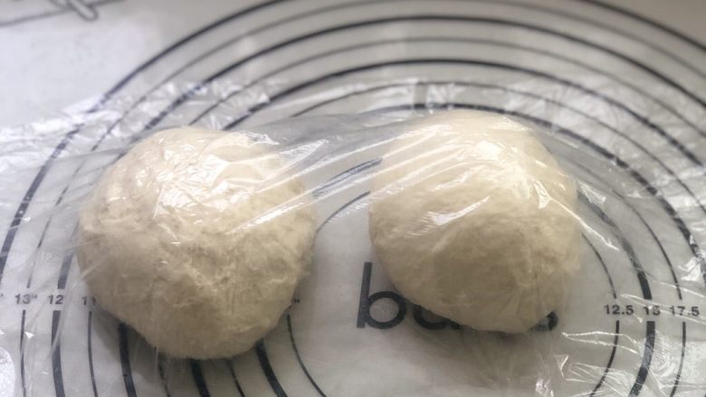 意式烤肠披萨,面团发酵好后,分成2份,滚圆松弛15分钟。