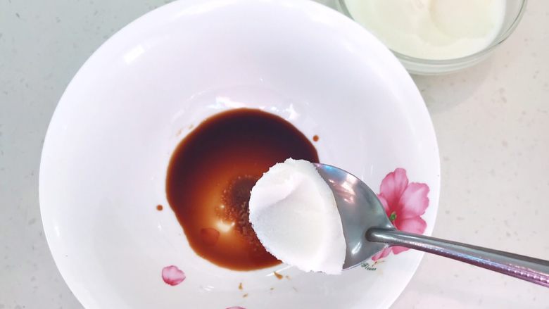 三鲜小馄饨,调制碗汁:在碗里加入1勺生抽,加入2克精,加入小半勺<a style='color:red;display:inline-block;' href='/shicai/ 37032'>自制猪油</a>(另有菜谱)