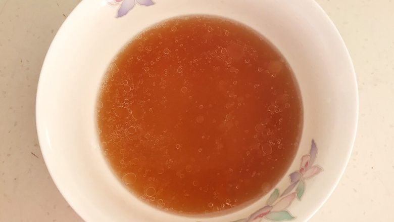 三鲜小馄饨,加入凉开水,调匀即可,碗汁调好了备用