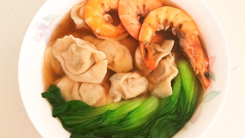 三鲜小馄饨,在碗里加入焯好的油菜,再放入煮熟的鲜虾即可