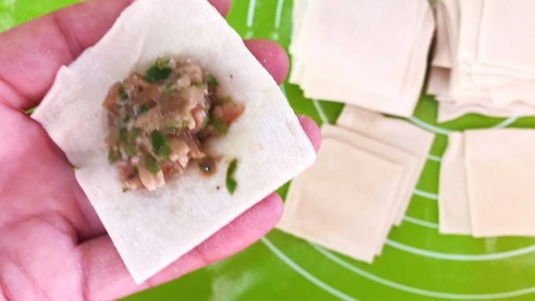 三鲜小馄饨,取一个面皮,加入1勺馅料