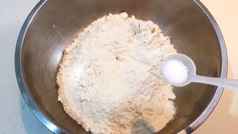 三鲜小馄饨,把面粉放入盆里,加入2克精盐