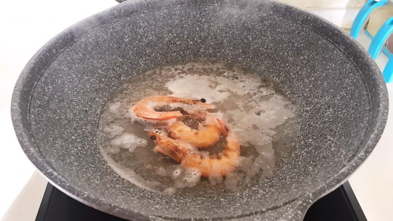 三鲜小馄饨,把鲜虾放入开水里,煮3分钟即可