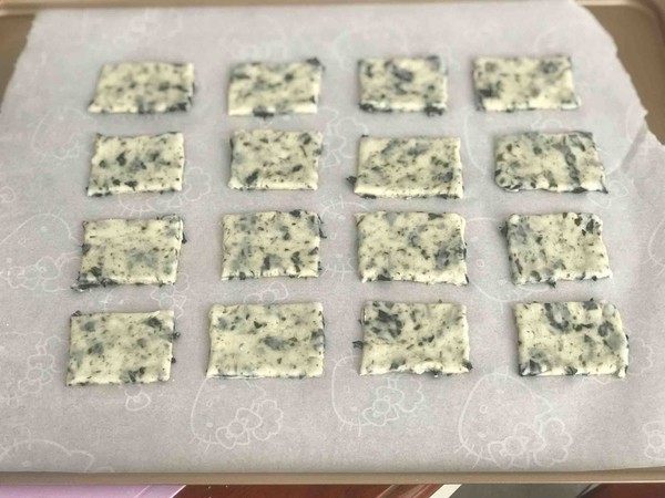 海苔苏打饼干,摆在烤盘上留一定空隙,用叉子扎眼。
