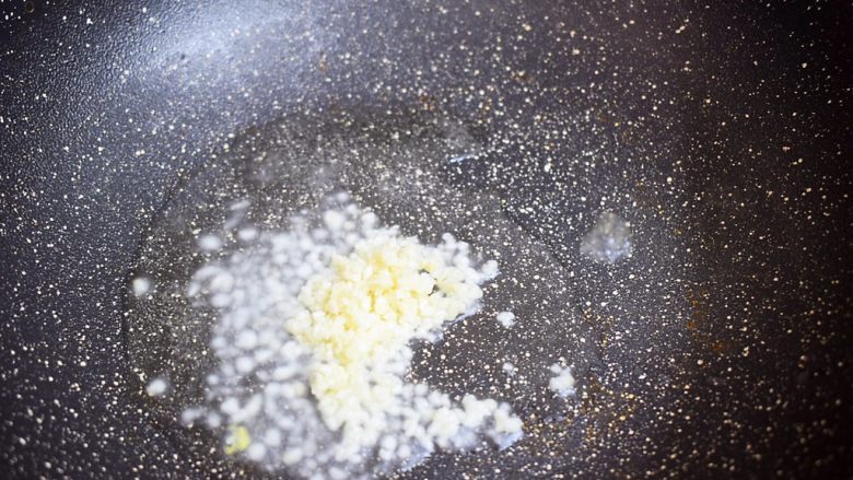 西兰花炒鸡胸肉,锅中倒入少许食用油烧热,放入蒜末爆香