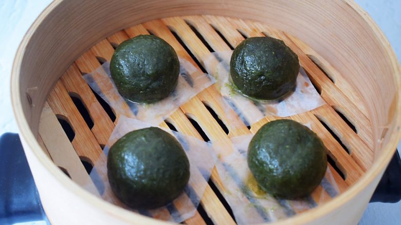 网红肉松青团,锅中烧开水,大火烧开蒸15分钟,蒸好趁热刷一遍熟玉米油
