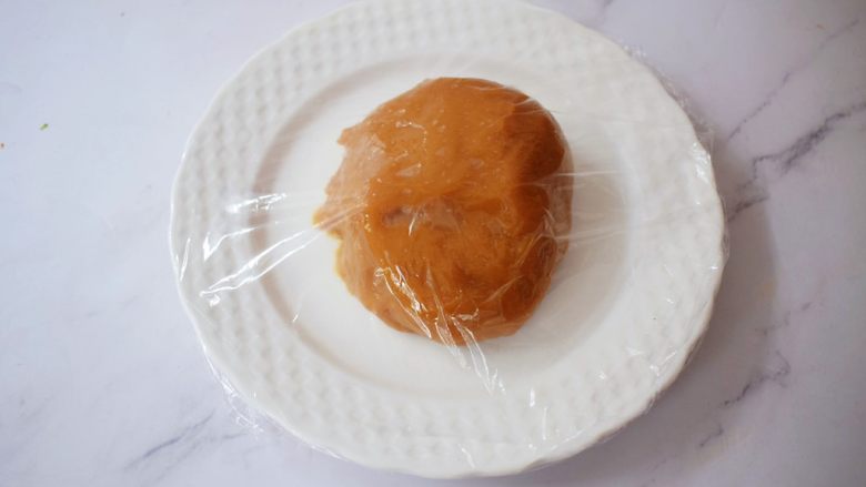 红糖奥利奥雪媚娘,盖上保鲜膜,放入冰箱冷藏半小时