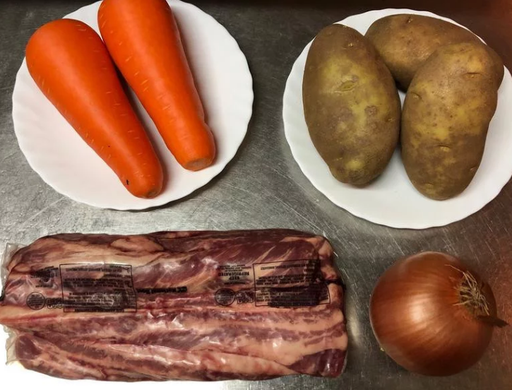 马铃薯炖肉,食材很简单也很好取得
就算半夜心血来潮也能在超市买到!牛肉的部位是「<a style='color:red;display:inline-block;' href='/shicai/ 218'>牛腩</a>」!牛肉品质跟价格都很好不错。先把牛肉放在室温回温,牛肉回温的时间可以把要用到的食材清洗乾净,同时也把流理台整理干净!
乾净的流理台能让煮菜的过程心情更加愉悦