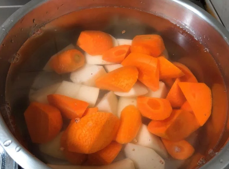 马铃薯炖肉,取一锅子装适量的水
(是冷水喔❗️)切块的马铃薯与红萝卜直接放入水中,开火给它们满满的能量!煮到水滚后,开使计时分钟,时间到后
看你是要把他们捞起来,
还是要把水倒掉都可以!
总之就是让马铃薯跟红萝卜离开水!