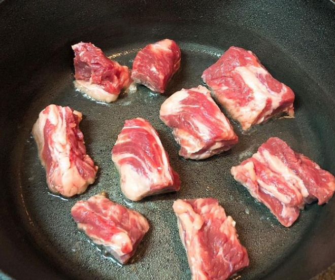 马铃薯炖肉,这时候的牛腩超香的！！
不要偷偷夹起来吃喔～