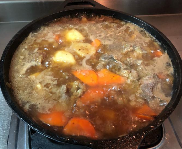 马铃薯炖肉,倒入酱汁后把食材搅拌搅拌。待煮滚后调小火!
同时也把一些杂质给捞起来!