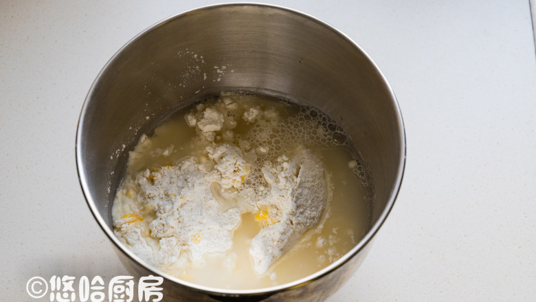 大列巴,酵母用40克低于手温的水溶解开,把除了黄油、果干之外的材料全部放入搅拌缸中,蛋液用了一个蛋黄加蛋清共计75克,余下的蛋黄和蛋清用来刷面用。