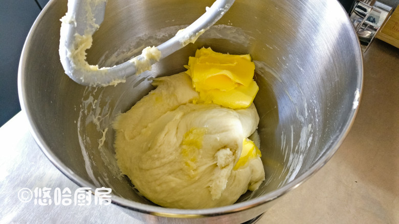 大列巴,面团用慢速搅匀成团,中速搅拌6分钟后加入软滑的黄油,先用慢速搅拌3分钟,再用中速继续搅拌。