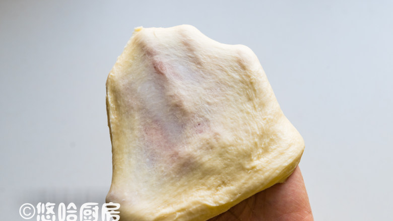 大列巴,一直搅拌至面团能拉出稍厚一点的膜为止,无需打出手套膜,若面团较湿粘,可在台面上摔打几下。