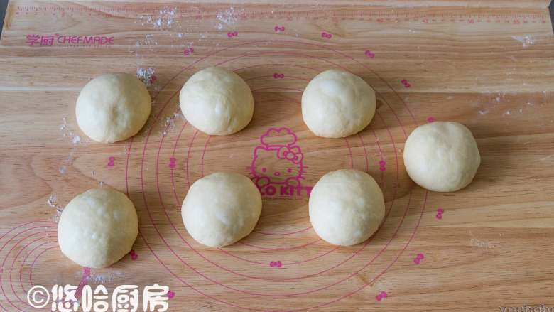大列巴,面团平均分成7份,一份差不多150克左右,滚圆后盖保鲜膜醒发20分钟。
