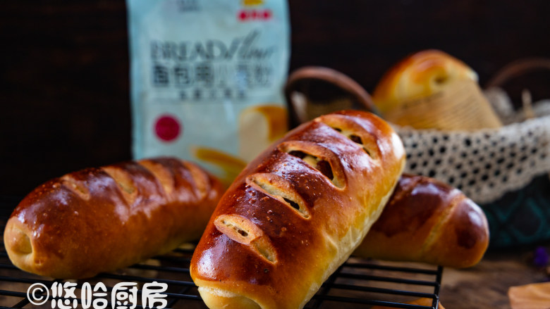 大列巴,烤箱以上下管均180度预热,预热到位后烤盘放入烤箱的下层,烘烤35分钟。烘烤结束后取出烤盘,面包放网架放凉。放至手温时装保鲜袋保存。面团表面我刷的蛋黄居多,所以烘烤后上色很深。不喜欢上色太深的,可以缩短烘烤时间。