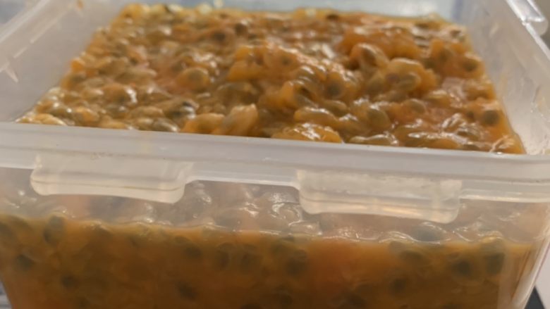 百香果特饮,吃不完的可以把果肉挖出来装进盒子,放冰箱随时都可以吃。