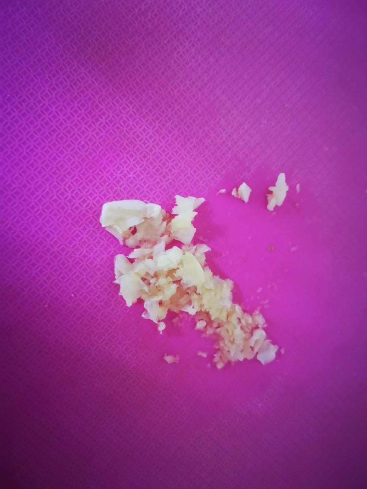肉末西兰花,切蒜末