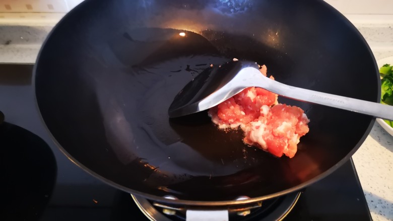 肉末西兰花,热锅后，加油放肉末