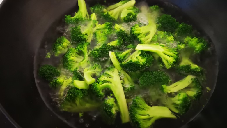 肉末西兰花,烫西兰花