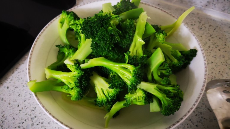 肉末西兰花,过凉水，备用