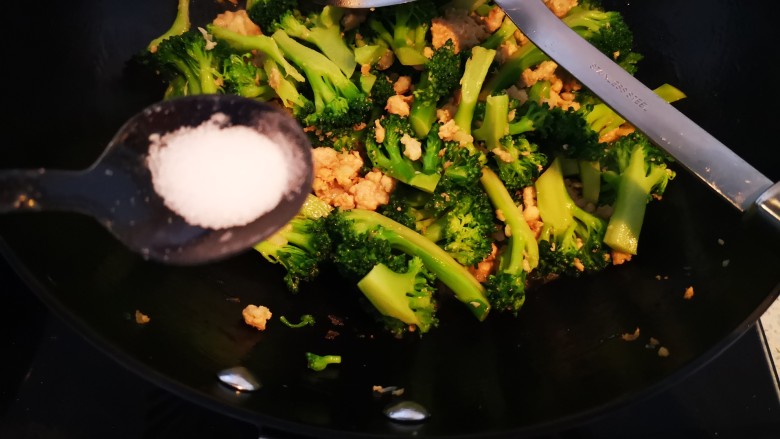 肉末西兰花,加盐，放蒜末