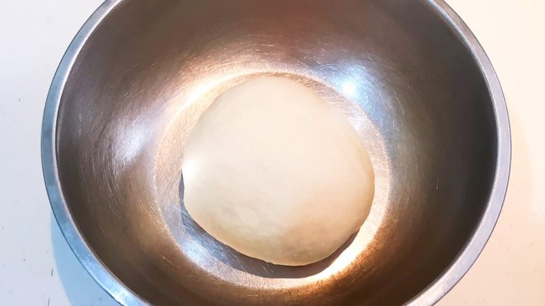 三鲜小馄饨,加入温水和面,边倒边搅拌,揉成光滑的面团,盖上保鲜膜,饧面10分钟