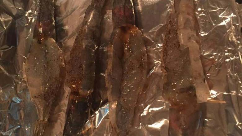 黄金焗虾-芝士焗虾,虾放在烤盘上,少许盐和少许胡椒调味。