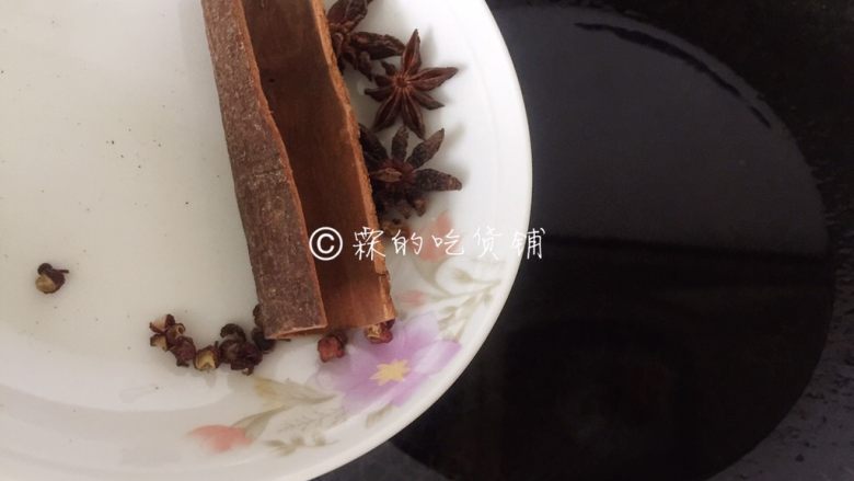 川香麻辣口水鸡,起油锅,把八角、桂皮和花椒倒入炒香(油要倒得比平时炒菜时的多一倍)。