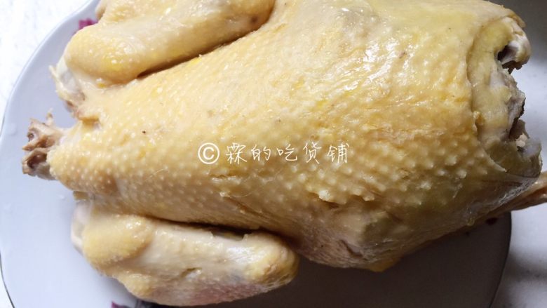 川香麻辣口水鸡,一直到鸡完全凉透,捞出。