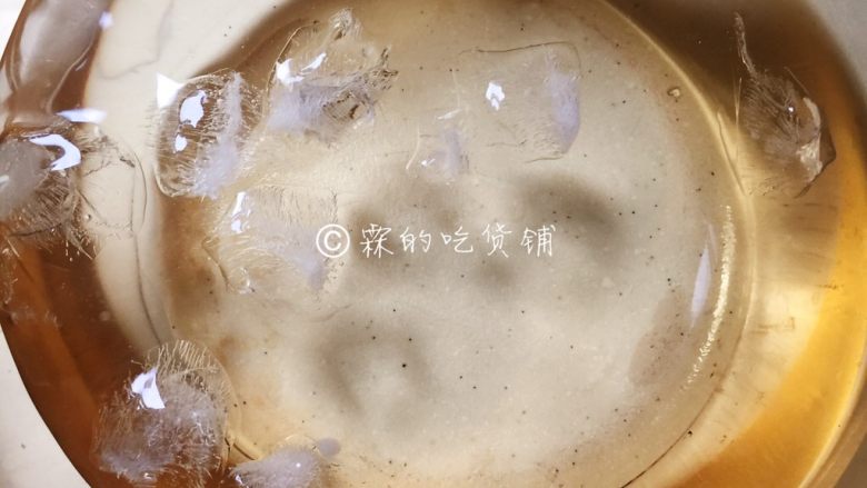 川香麻辣口水鸡,准备一锅冰水,把焖熟的鸡浸入冷却(要全部浸进去哦)。