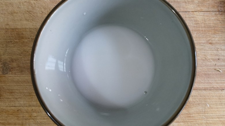 香菇烧腐竹——下饭菜带来的幸福感！,用淀粉调个碗芡。（碗芡宁薄勿厚，太厚了炒出的菜会成团，影响口感和颜值）
