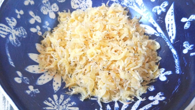 鸡蛋虾皮韭菜饺子,取<a style='color:red;display:inline-block;' href='/shicai/ 288'>虾皮</a>,用凉水洗一下