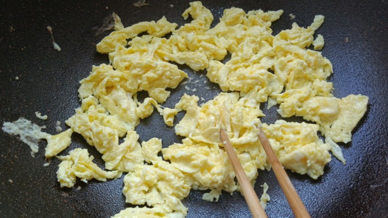 鸡蛋虾皮韭菜饺子,起锅烧油，下蛋液炒散