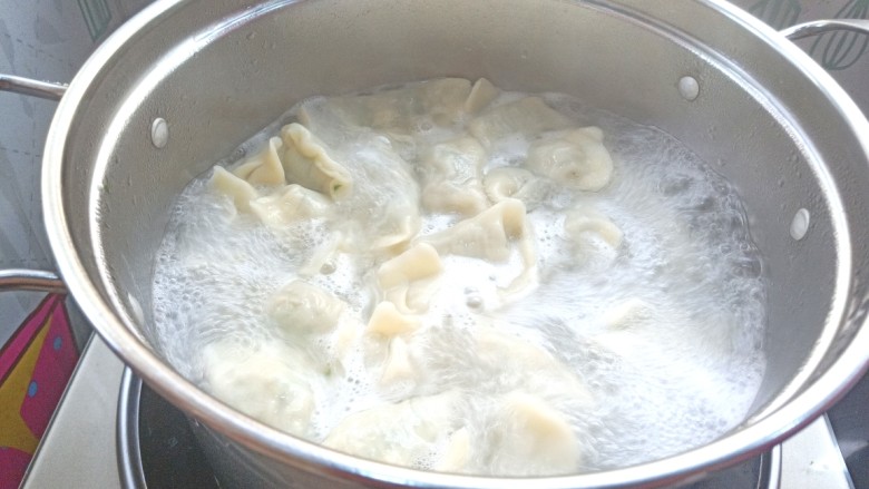 鸡蛋虾皮韭菜饺子,素馅，煮两开饺子膨胀浮在水面就可以捞出