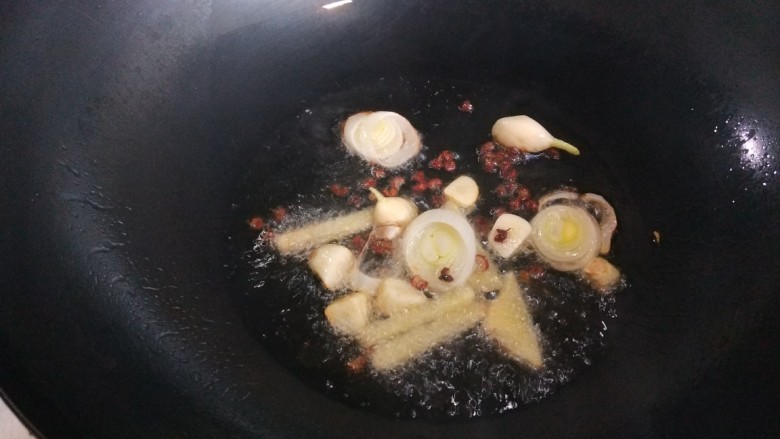 香辣里脊肉条 新文美食,锅中留适量油,放入<a style='color:red;display:inline-block;' href='/shicai/ 700'>花椒</a>,葱姜蒜炒香。